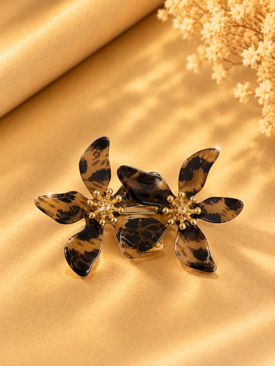 گوشواره میخی گل طرح پلنگی